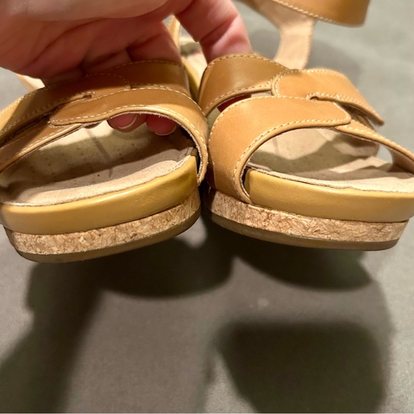 Clarks Unstructured Adjustable Strap Strap Wedge Sandals. Size 7 1/2 - Picture 4 of 11